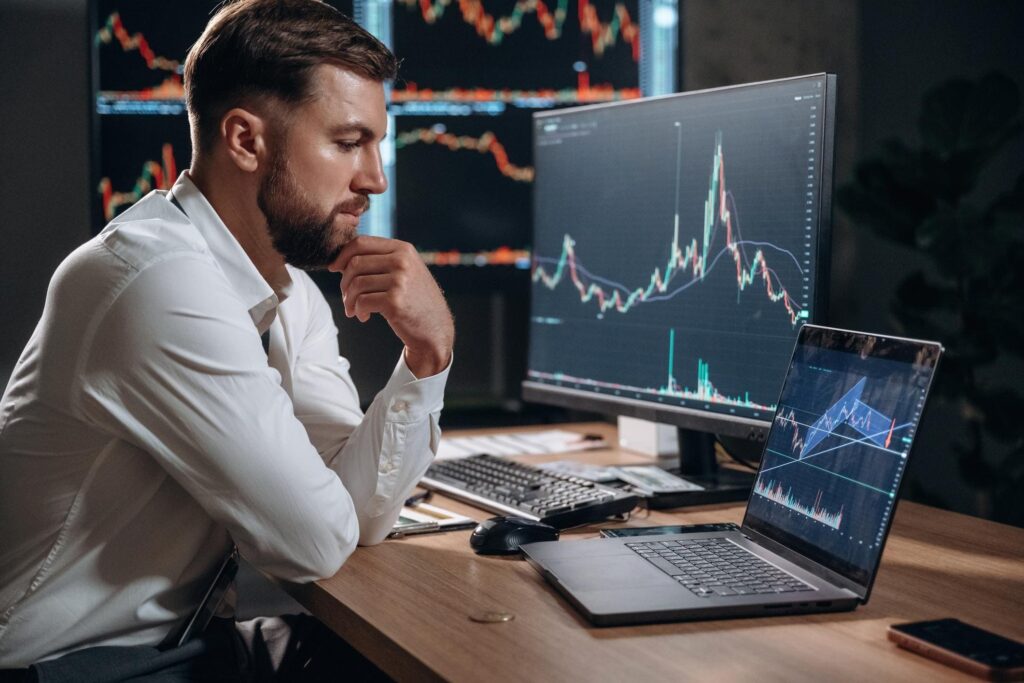 trader-menganalisis-chart-trading-emas-online
