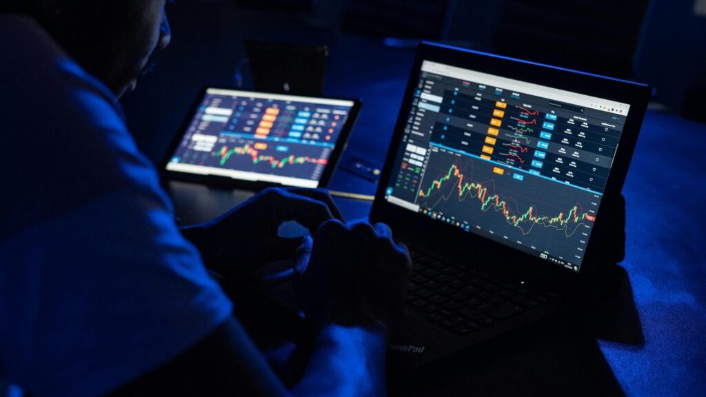 analisis-teknikal-trading-emas-chart-laptop