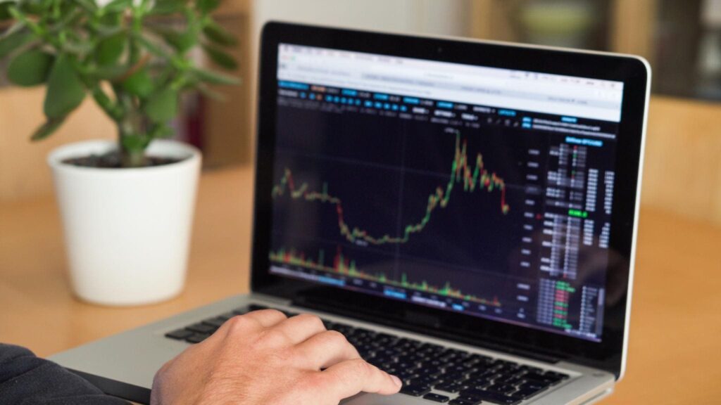 memantau-pergerakan-harga-emas-trading-chart