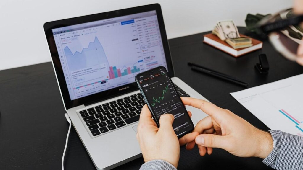 platform-trading-emas-smartphone-laptop.jpg