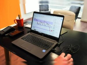 trader-menganalisis-chart-trading-emas-xau-usd