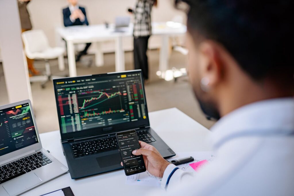 trading-xauusd-chart-forex-laptop