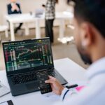 trading-xauusd-chart-forex-laptop