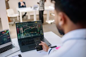 trading-xauusd-chart-forex-laptop